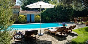 Outdoor pool, pool umbrellas, pool loungers - Mas du Clos de l'Escarrat (Jonquieres)