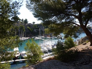 Liegestühle, Sonnenschirme, Strandtücher