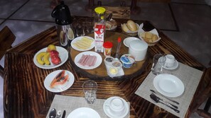 Free daily buffet breakfast  - Pousada Silvestre (Resende)