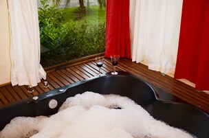 Minibar, decoración personalizada y ropa de cama 