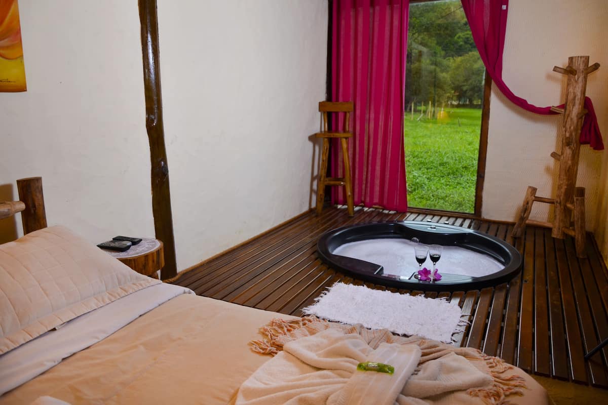 Chalet, Jetted Tub | 1 bilik tidur, bar mini, dihias secara berasingan, cadar katil