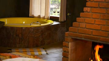 Suite (Imperial ) | Minibar, individually decorated, bed sheets