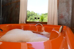 Svit Deluxe | Minibar, individuell inredning och sängkläder