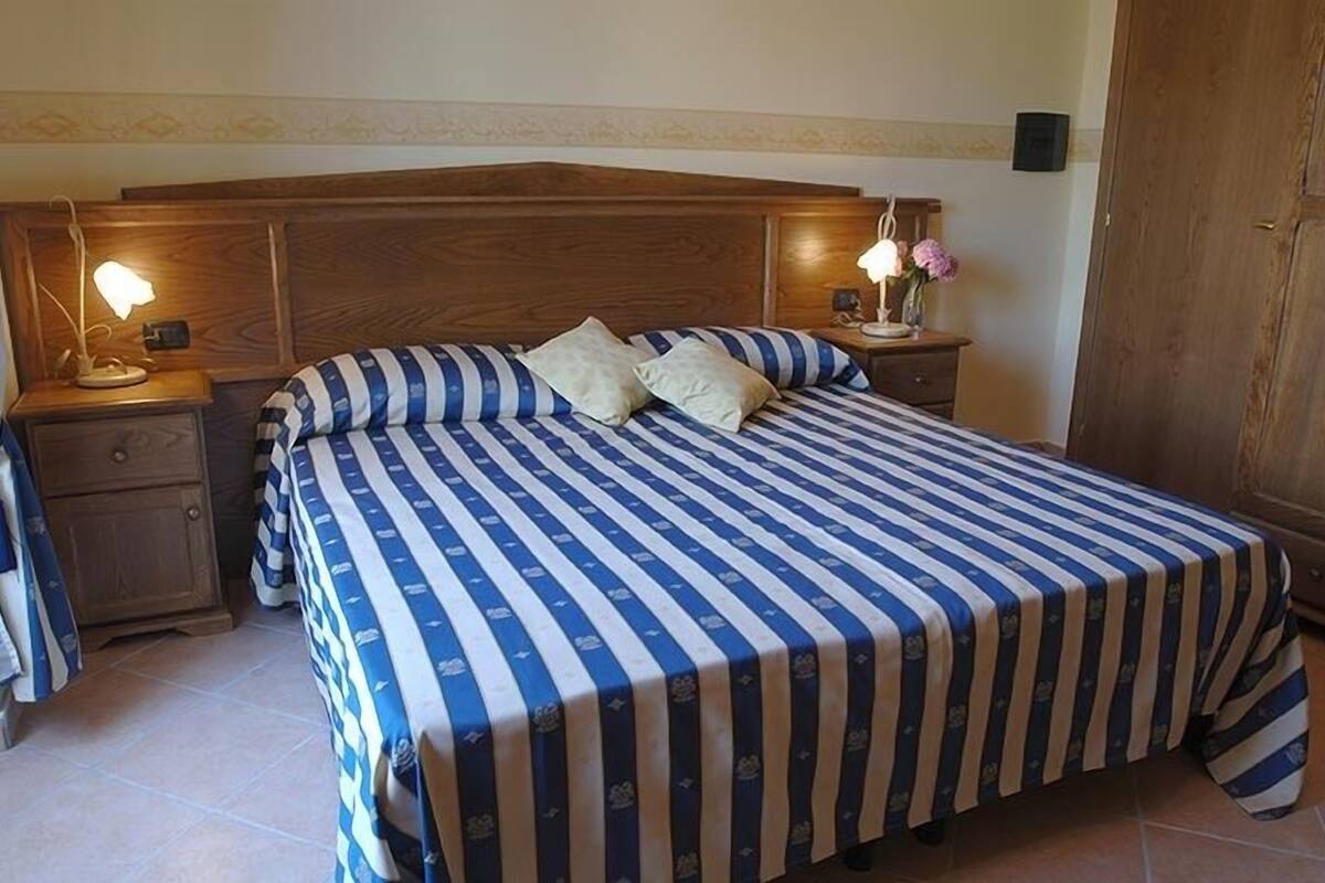 Habitación estándar con 1 cama matrimonial o 2 individuales | Caja de seguridad en la habitación, escritorio, cunas y camas extra