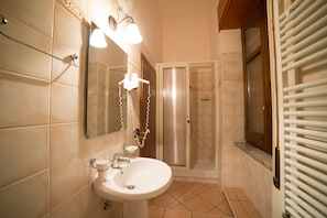 Habitación estándar con 1 cama matrimonial o 2 individuales | Baño | Regadera
