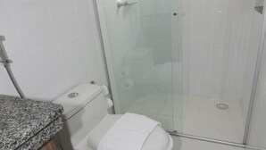 Shower, free toiletries, hair dryer (on request), towels - L'Acqua DiRoma 4 (Caldas Novas)