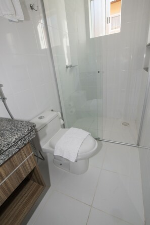Shower, free toiletries, hair dryer, towels - L'Acqua DiRoma 4 (Caldas Novas)