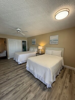 Habitación Deluxe doble, 1 habitación | Escritorio, tabla de planchar con plancha, wifi gratis y ropa de cama