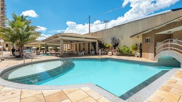 5 outdoor pools, free cabanas, pool umbrellas