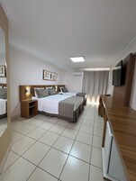 Quarto quádruplo standard | Roupas de cama antialérgicas, frigobar, escrivaninha, cortinas blackout