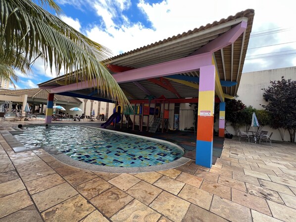 5 outdoor pools, free cabanas, pool umbrellas
