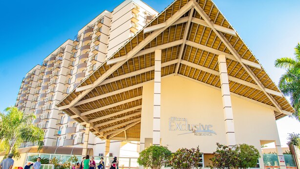 A hotel with a distinctive triangular roof structure and multiple balconies. - DiRoma Exclusive - Direto com o Grupo DiRoma - acesso ao Acqua Park com café da manhã (Caldas Novas)