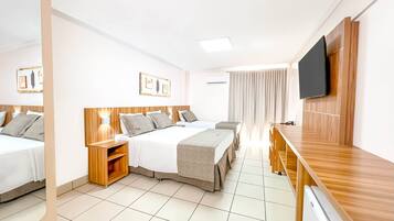 標準四人房 | 低過敏寢具、迷你吧、書桌、遮光布/窗簾