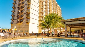 A hotel with a swimming pool, palm trees, and outdoor seating areas. - DiRoma Exclusive - Direto com o Grupo DiRoma - acesso ao Acqua Park com café da manhã (Caldas Novas)