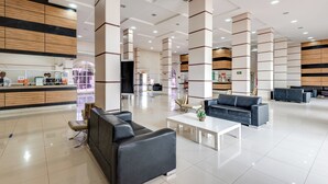 A spacious lobby with a reception desk, seating area, and modern decor. - DiRoma Exclusive - Direto com o Grupo DiRoma - acesso ao Acqua Park com café da manhã (Caldas Novas)