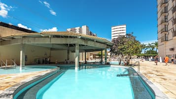 5 outdoor pools, free cabanas, pool umbrellas