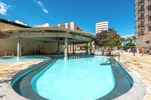5 outdoor pools, free cabanas, pool umbrellas