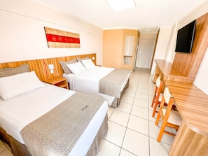 Seprai antialergi, minibar, meja kerja, dan tirai kedap cahaya