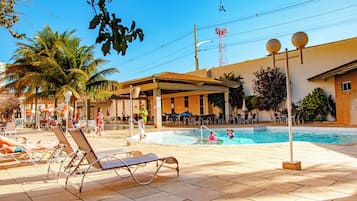 5 outdoor pools, free pool cabanas, pool umbrellas