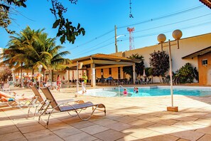 5 piscines a l'aire lliure, cabanes gratuïtes i para-sols 
