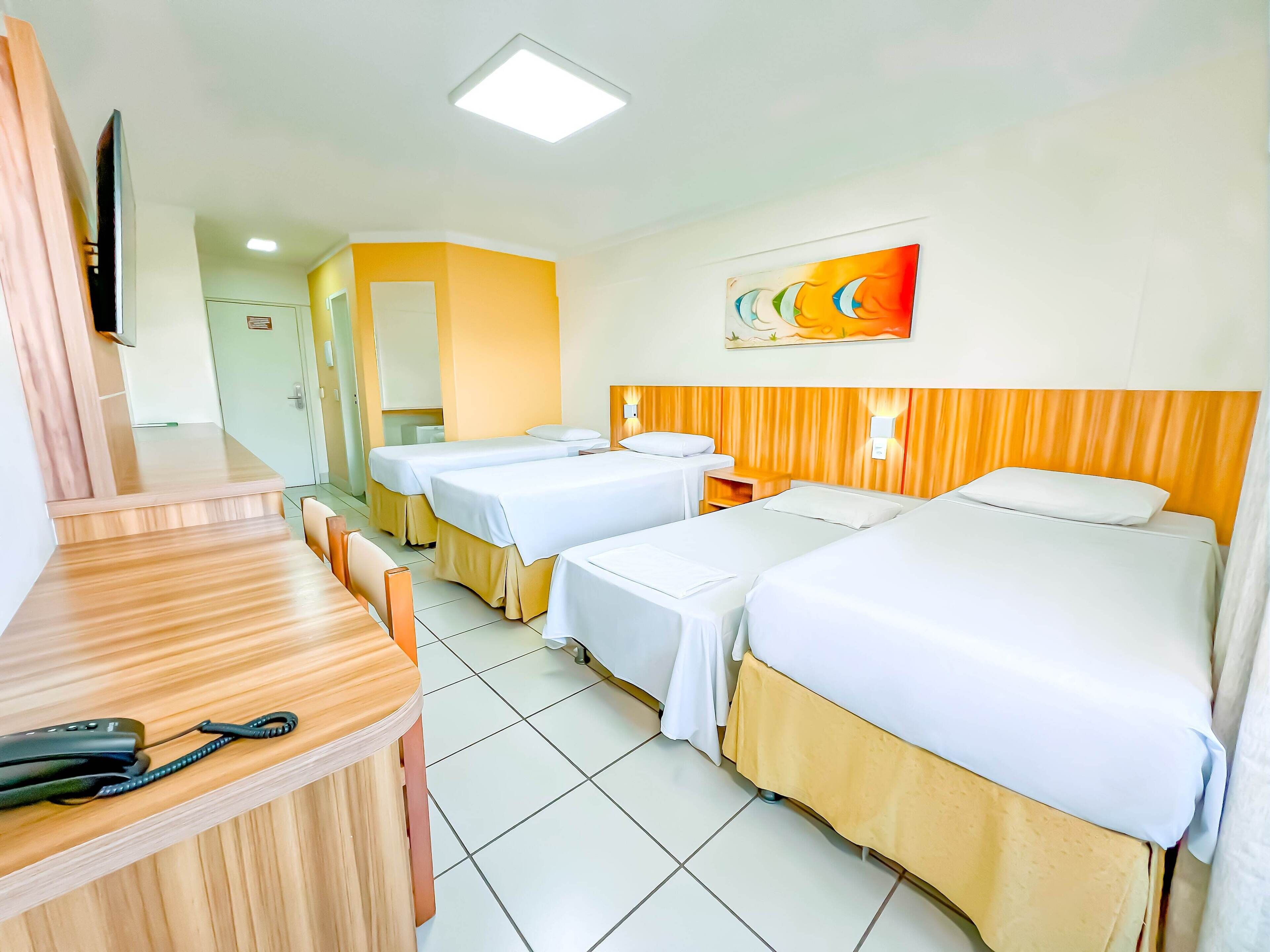 Standaard driepersoonskamer | Hypoallergeen beddengoed, een minibar, een bureau