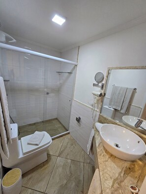 Shower, free toiletries, hair dryer, towels - Villa Valentina (Búzios)