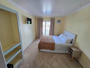 Minibar, caja de seguridad en la habitación y muebles diferentes 