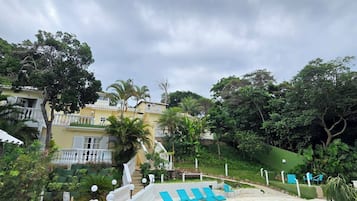 Piscina externa, espreguiçadeiras