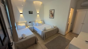 Habitación Deluxe | Ropa de cama de alta calidad y minibar