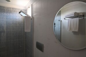 Deluxe Room | Bathroom | Shower, free toiletries, hair dryer, slippers - Cunda Deniz Hotel (Ayvalik)