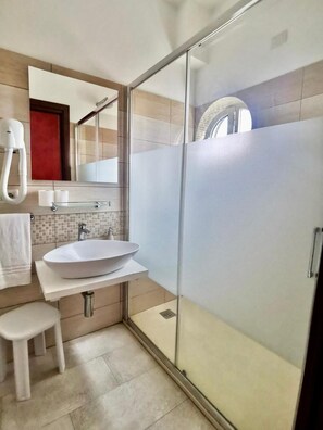 Ducha, artículos de higiene personal gratuitos y secador de pelo