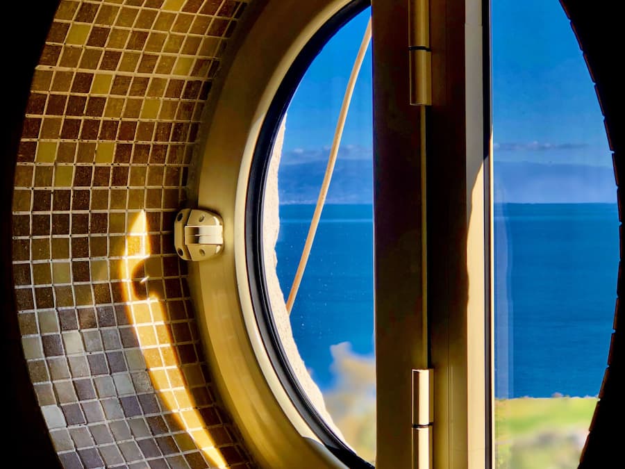Quarto casal ou duplo, vista para o mar | Banheiro | Chuveiro, produtos de toalete grátis, secador de cabelo