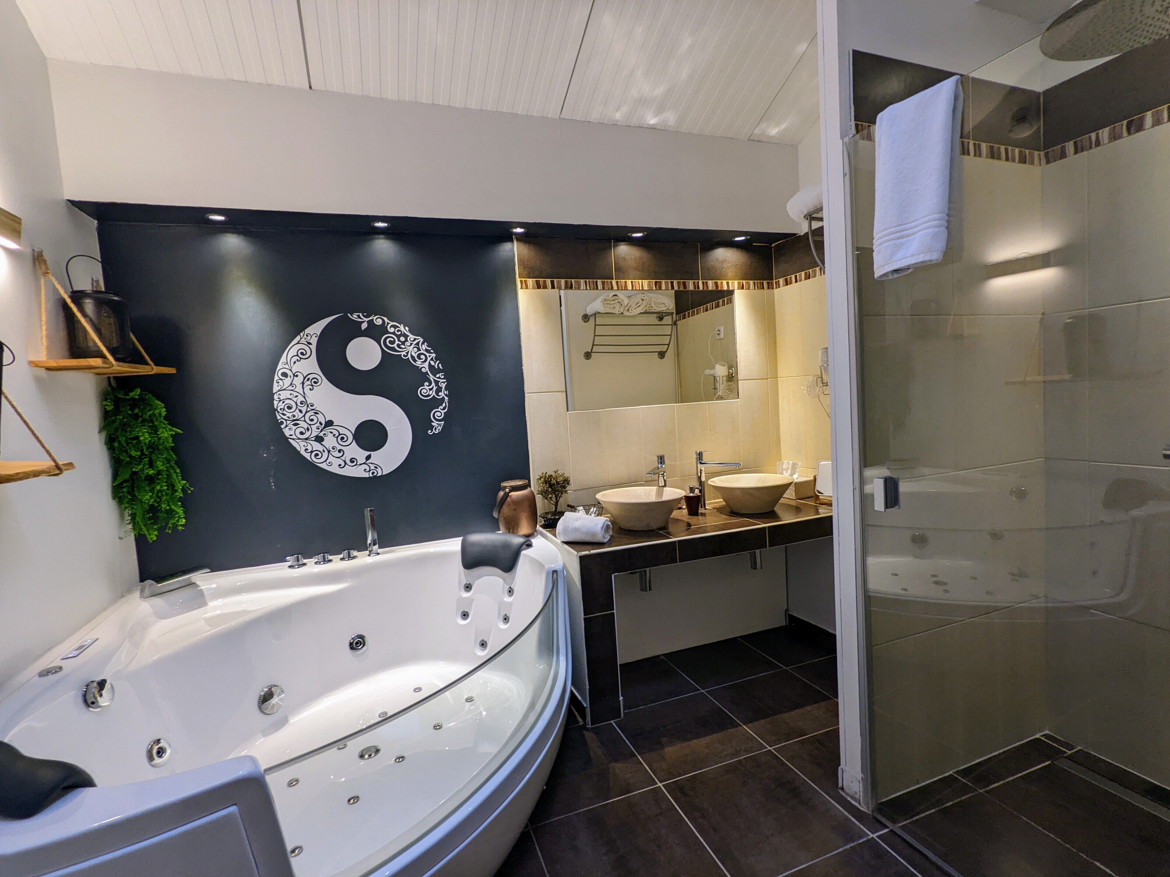 Luxury Double Room, Ensuite, Garden View (Chambre Zen)