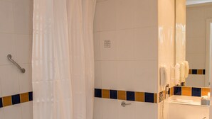 A bathroom with a bathtub, toilet, and sink. - 3 Lakes Hostel (Killarney)