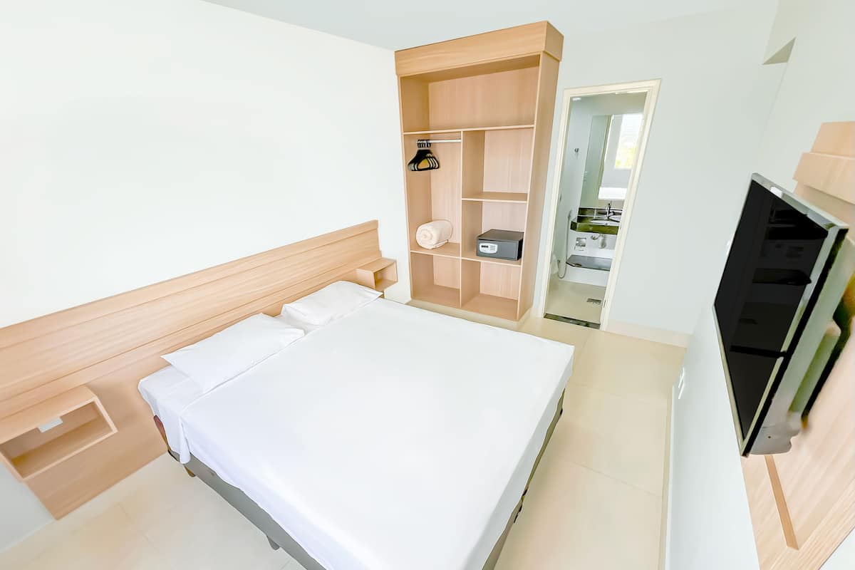 Minibar, in-room safe, desk, iron/ironing board