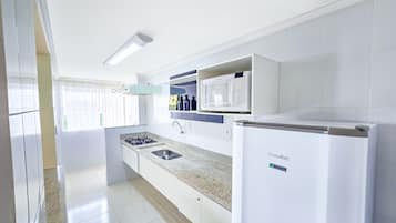 Quarto quádruplo standard | Cozinha privada | Mesas de jantar