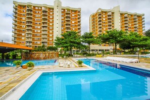 Hồ bơi trong nhà, hồ bơi ngoài trời, dù/ô trên bãi biển/hồ bơi 