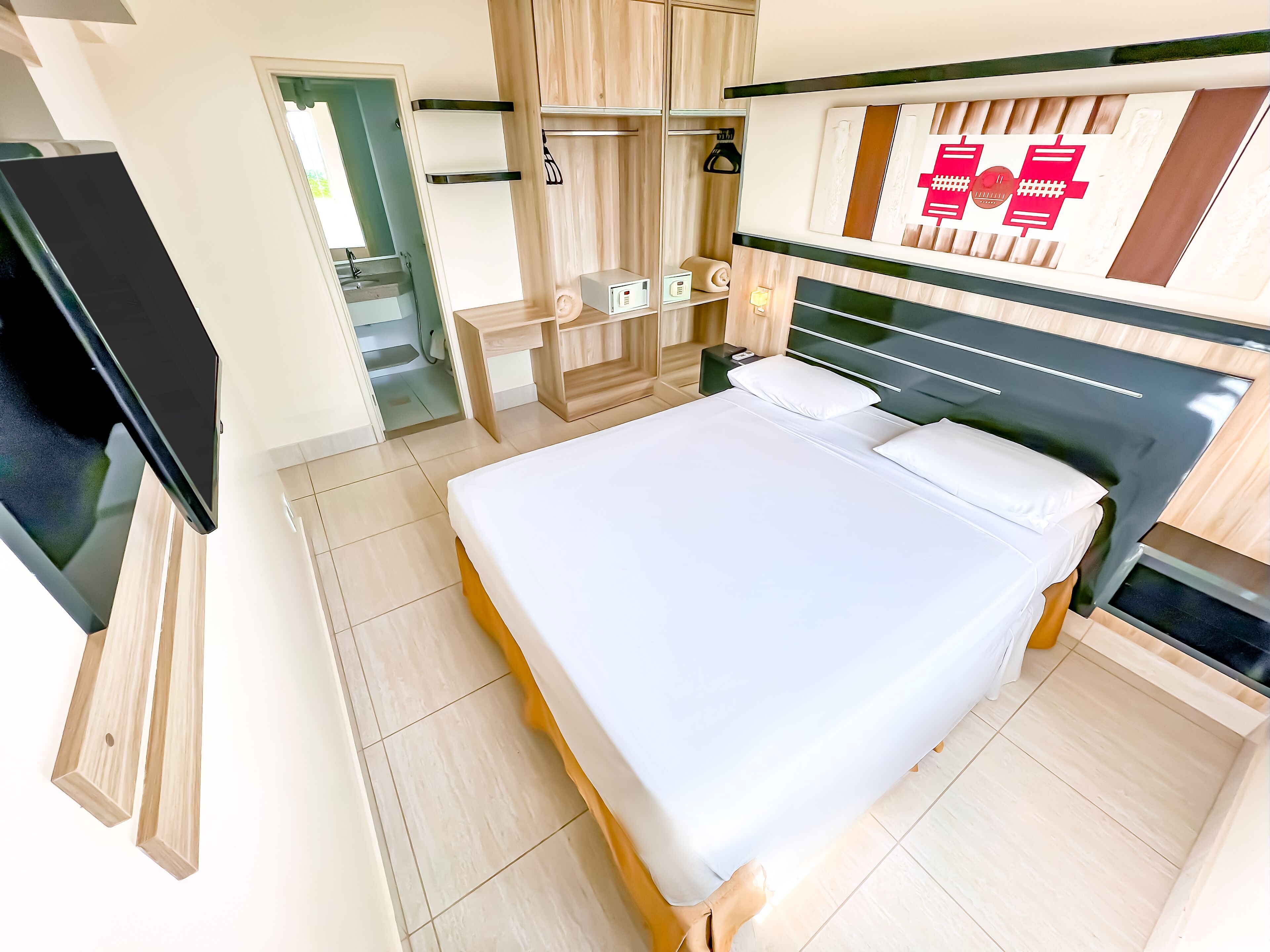 Habitación cuádruple estándar | Minibar, caja fuerte, escritorio y tabla de planchar con plancha