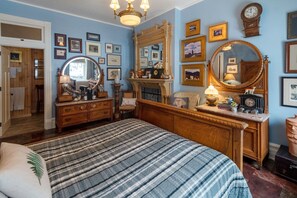 Ellens Room | Egyptian cotton sheets, premium bedding, pillowtop beds, free WiFi - The Dolon House Bed and Breakfast (Jim Thorpe)