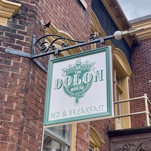 A sign for 'The Dolon House' indicating it offers bed and breakfast services. - The Dolon House Bed and Breakfast (Jim Thorpe)