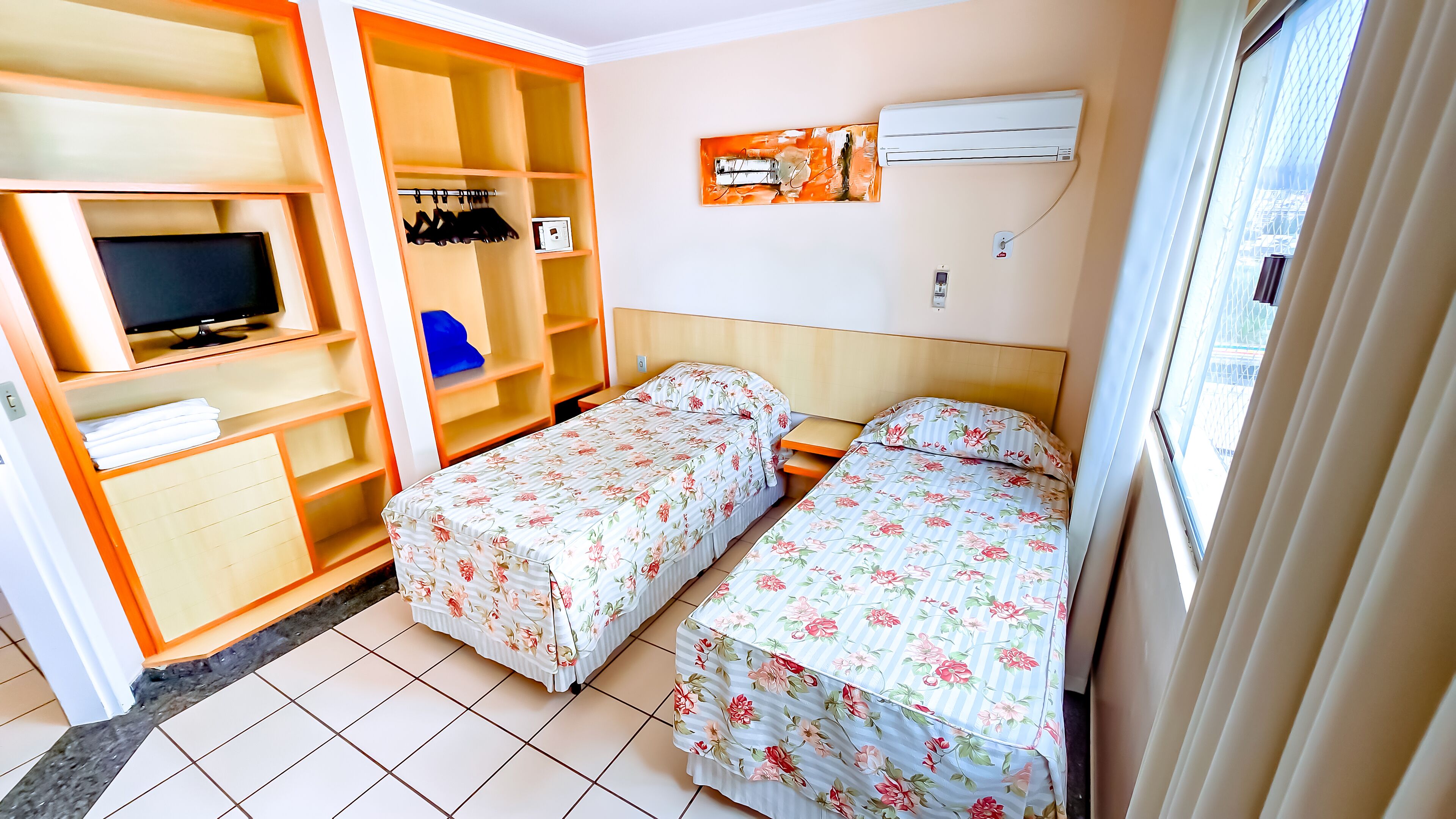 Minibar, caja de seguridad en la habitación y escritorio 