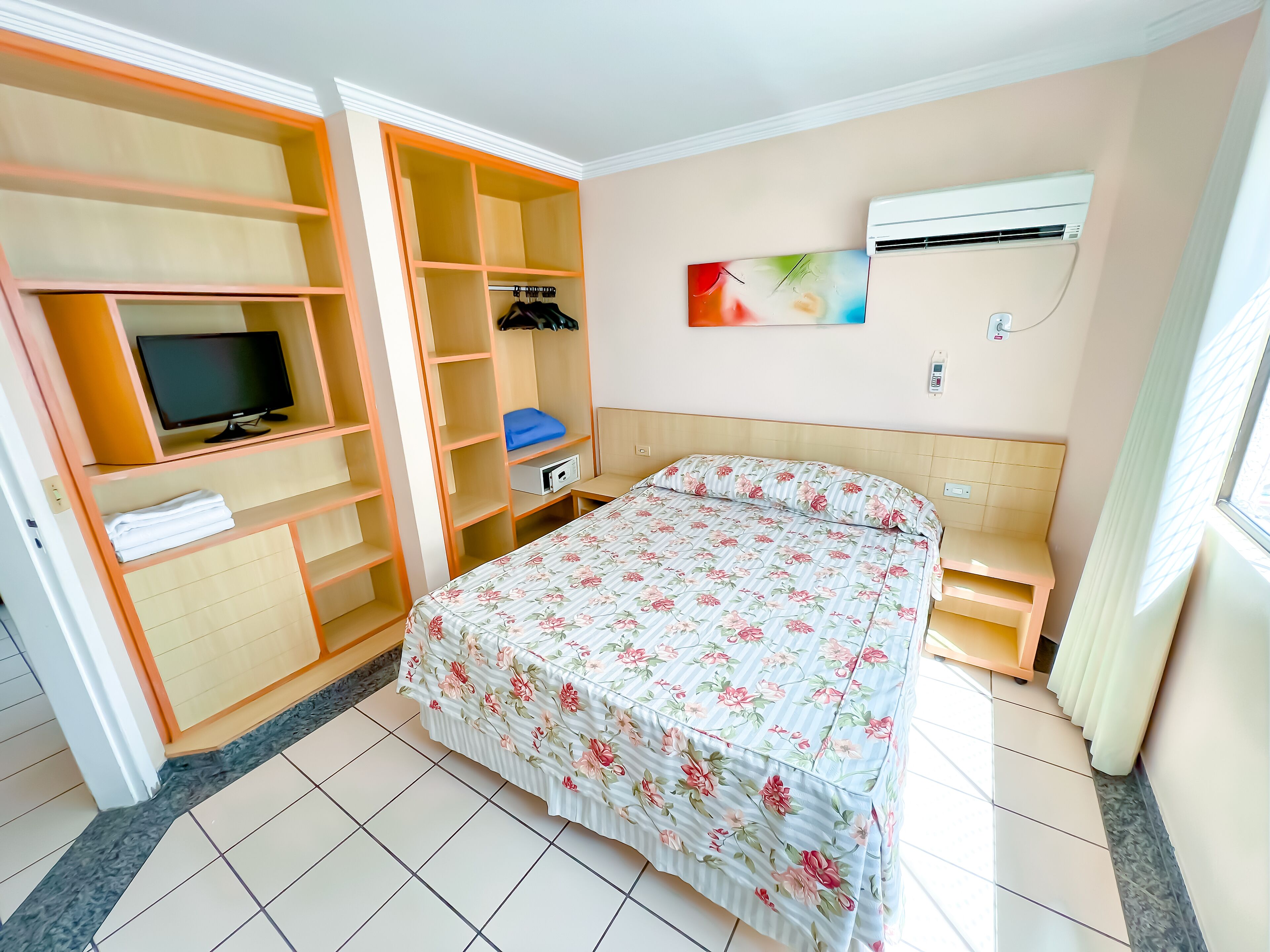 Minibar, caja de seguridad en la habitación y escritorio 