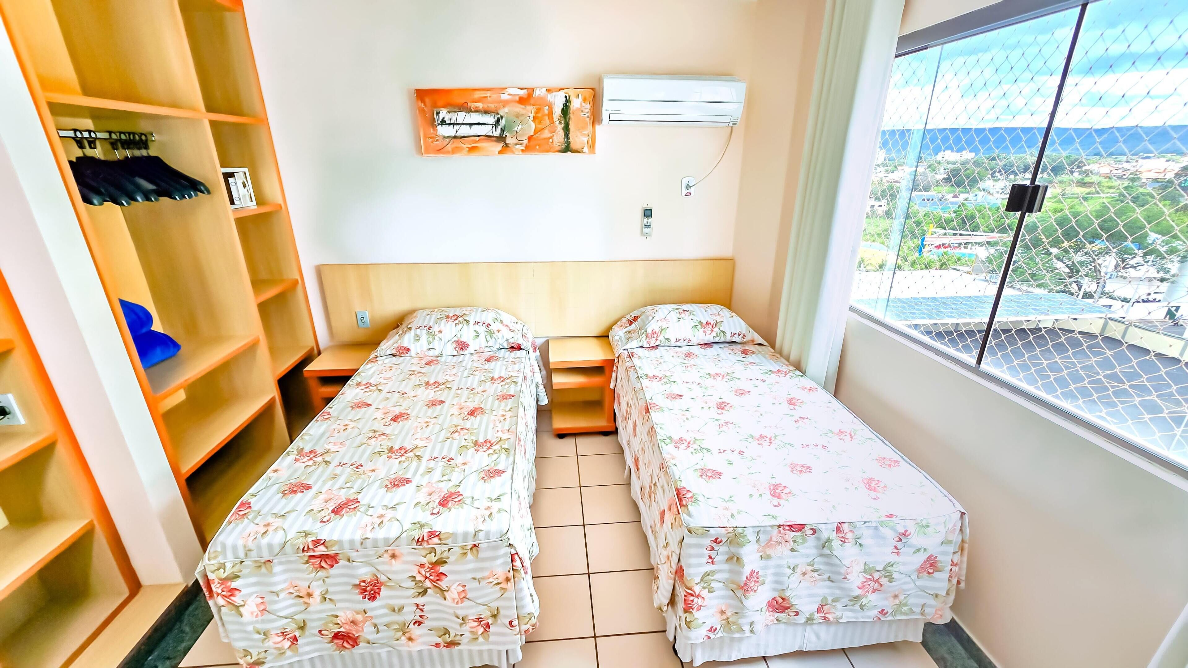 Kamar Double Standar | Minibar, brankas, meja kerja, dan tirai kedap cahaya
