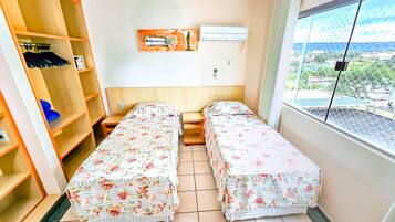 Kamar Double Standar | Minibar, brankas, meja kerja, dan tirai kedap cahaya