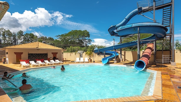 4 outdoor pools, pool umbrellas, sun loungers - DiRoma Villas - Direto com o Grupo DiRoma - acesso ao Acqua Park com café da manhã (Caldas Novas)