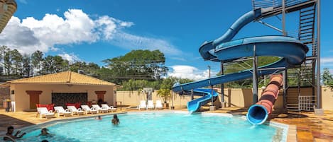 4 piscines extérieures, parasols, chaises longues