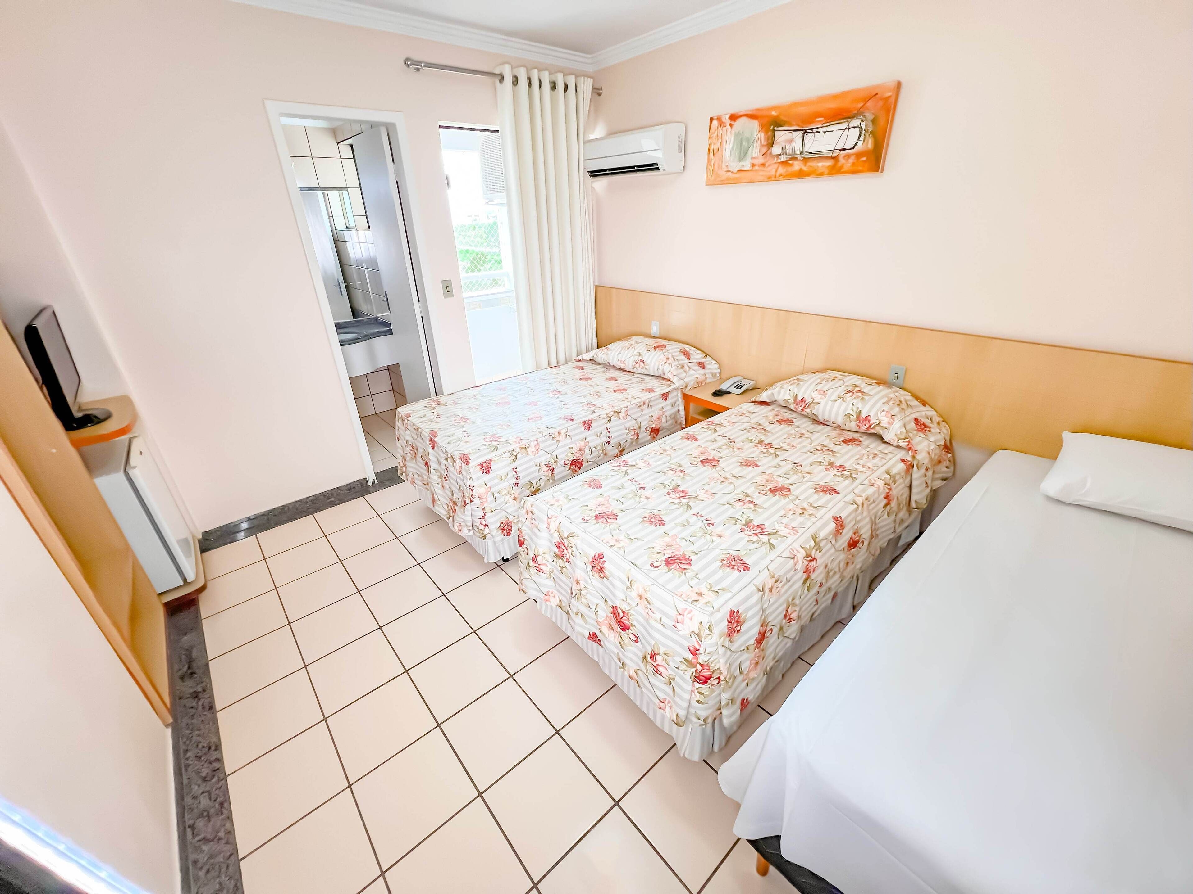 Minibar, caja de seguridad en la habitación y escritorio 