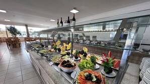 A buffet with various food items and a wine selection. - DiRoma Villas - Direto com o Grupo DiRoma - acesso ao Acqua Park com café da manhã (Caldas Novas)