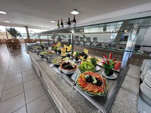 Café da manhã, almoço e jantar; culinária brasileira 