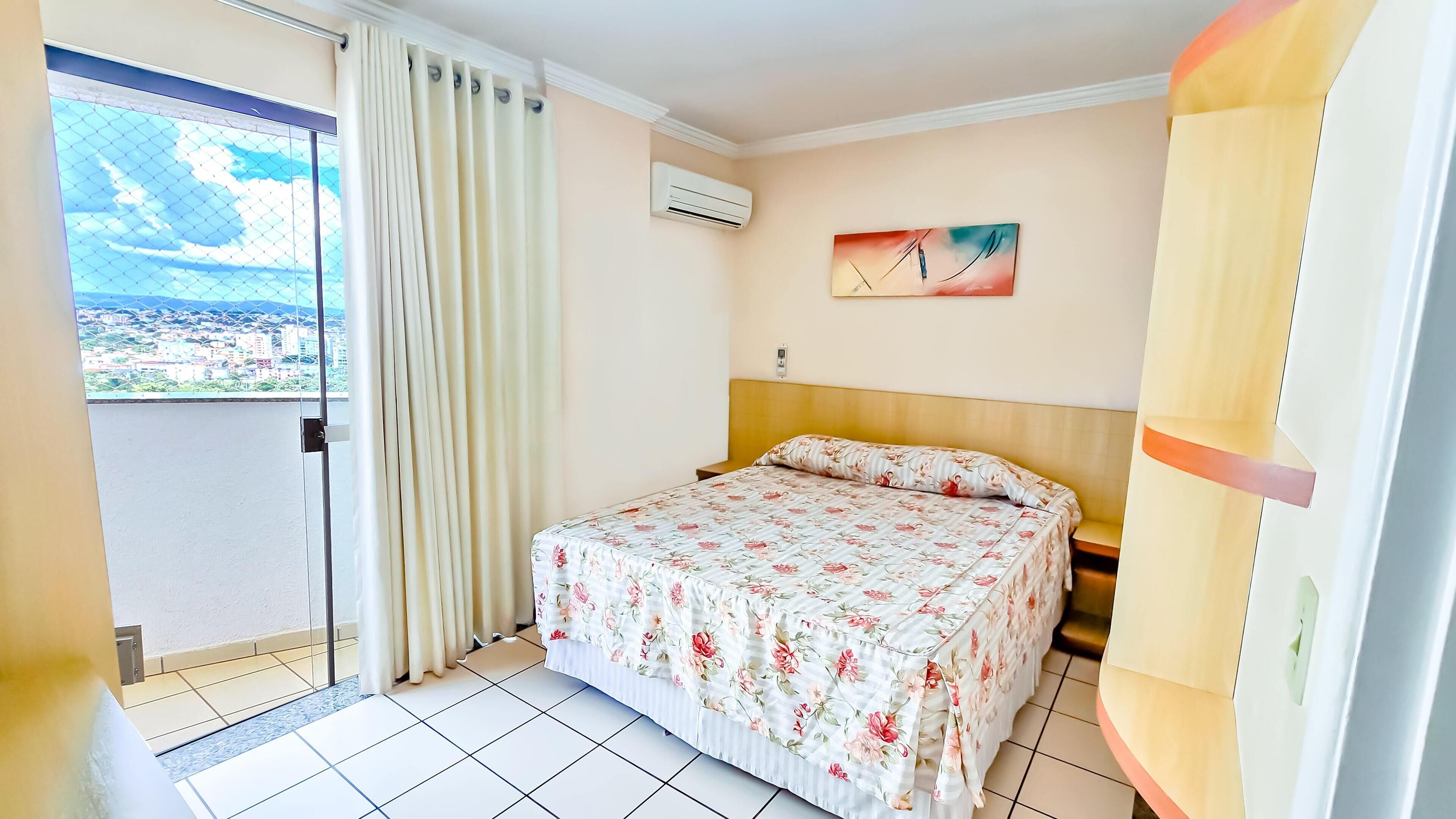 Minibar, caja de seguridad en la habitación y escritorio 